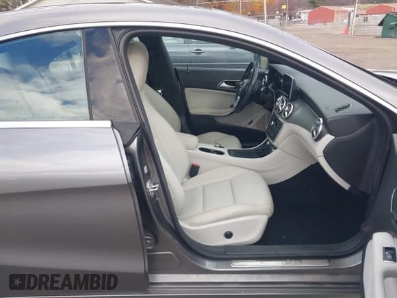 ✅ 2014 Mercedes-Benz CLA 250 • VIN: WDDSJ4GB5EN152537 • Lot: 43803835. Wystawiony na IAAI z przebiegiem 92 875 mil. Bezpłatny archiwum sprzedaży aukcyjnych z USA i szczegółowy raport historii pojazdu na DreamBid. Zdjęcie 5.