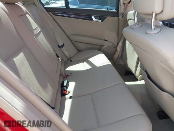 ✅ 2014 Mercedes-Benz C 250 Sport • VIN: WDDGF4HBXEG196978 • Lot: 42116809. Wystawiony na IAAI z przebiegiem 38 933 mil. Bezpłatny archiwum sprzedaży aukcyjnych z USA i szczegółowy raport historii pojazdu na DreamBid. Zdjęcie 8.