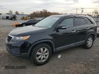 ✅ 2013 Kia Sorento LX • VIN: 5XYKT4A23DG378238 • Лот: 91838285. Опубликован ранее на Copart с пробегом 227 061 миль. Бесплатный доступ к архиву аукционных продаж из США и подробный отчёт об истории автомобиля на DreamBid. Изображение 1.