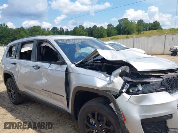 ✅ 2024 Jeep Grand Cherokee Altitude • VIN: 1C4RJKAG2R8591409 • Lot: 42919271. Listed on IAAI with 19,434 mi. Free auction sales archive from the USA and detailed vehicle history report at DreamBid. Image 18.