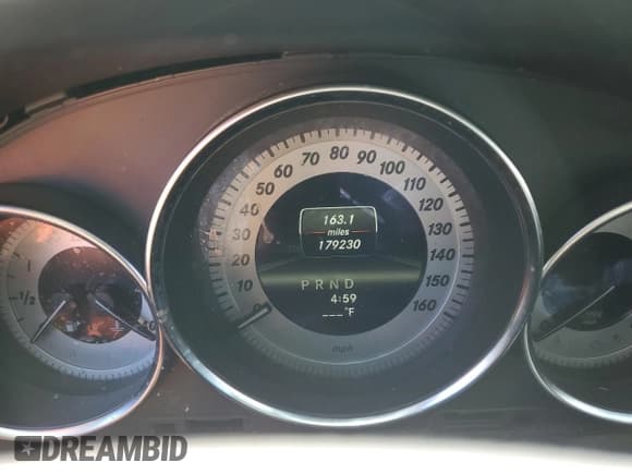 ✅ 2013 Mercedes-Benz C 250 • VIN: WDDGJ4HB4DF965560 • Lot: 47446645. Wystawiony na Copart z przebiegiem 179 230 mil. Bezpłatny archiwum sprzedaży aukcyjnych z USA i szczegółowy raport historii pojazdu na DreamBid. Zdjęcie 9.