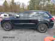 2018 Jeep Grand Cherokee Sterling z VIN 1C4RJFBGXJC425372, wystawiony jako IAAI lot #43595448 z przebiegiem 138 472 mil mil oraz . Historia ofert i sprzedaży dostępna na DreamBid. Obrazek 14.