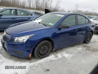 2013 Chevrolet Cruze LS z VIN 1G1PA5SG3D7133344, wystawiony jako Copart lot #81547075 z przebiegiem 113 210 mil mil oraz Nie do naprawy • Non repairable. Historia ofert i sprzedaży dostępna na DreamBid. Obrazek 1.