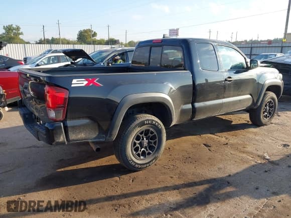 ✅ 2020 Toyota Tacoma SR • VIN: 5TFRX5GN2LX178232 • Lot: 43455377. Wystawiony na IAAI z przebiegiem 74 258 mil. Bezpłatny archiwum sprzedaży aukcyjnych z USA i szczegółowy raport historii pojazdu na DreamBid. Zdjęcie 4.