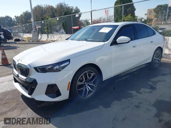 ✅ 2024 BMW i5 eDrive40 • VIN: WBY33FK01RCP59383 • Лот: 40957715. Опубликован ранее на IAAI с пробегом 8 188 миль. Бесплатный доступ к архиву аукционных продаж из США и подробный отчёт об истории автомобиля на DreamBid. Изображение 2.