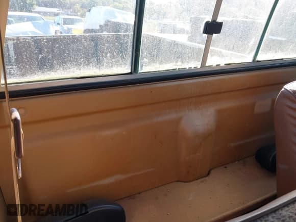 ✅ 1985 Toyota Pickup Deluxe • VIN: JT4RN56D3F0130668 • Lot: 43530597. Wystawiony na IAAI z przebiegiem 104 289 mil. Bezpłatny archiwum sprzedaży aukcyjnych z USA i szczegółowy raport historii pojazdu na DreamBid. Zdjęcie 8.