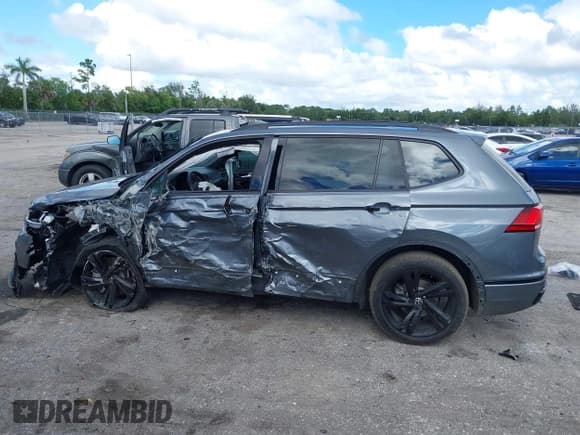 ✅ 2024 Volkswagen Tiguan SE R-Line Black • VIN: 3VVCB7AX4RM002566 • Lot: 43273661. Wystawiony na IAAI z przebiegiem 33 242 mil. Bezpłatny archiwum sprzedaży aukcyjnych z USA i szczegółowy raport historii pojazdu na DreamBid. Zdjęcie 14.