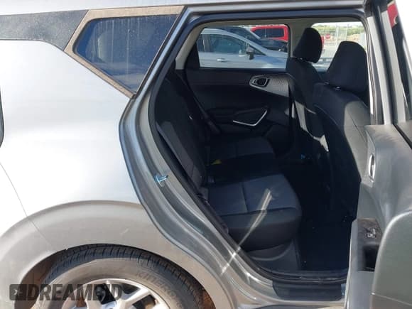 ✅ 2025 Kia Soul LX • VIN: KNDJ23AUXS7927082 • Lot: 42238426. Wystawiony na IAAI z przebiegiem 3 877 mil. Bezpłatny archiwum sprzedaży aukcyjnych z USA i szczegółowy raport historii pojazdu na DreamBid. Zdjęcie 8.