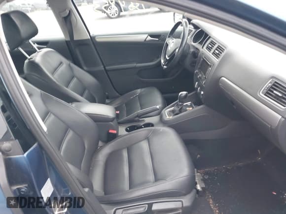 ✅ 2015 Volkswagen Jetta SE • VIN: 3VWD17AJ8FM251530 • Lot: 43648535. Wystawiony na IAAI z przebiegiem 83 244 mil. Bezpłatny archiwum sprzedaży aukcyjnych z USA i szczegółowy raport historii pojazdu na DreamBid. Zdjęcie 5.