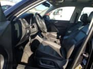 ✅ 2017 Volkswagen Tiguan Wolfsburg Edition • VIN: WVGRV7AX8HK002684 • Lot: 90586635. Wystawiony na Copart z przebiegiem 156 594 mil. Bezpłatny archiwum sprzedaży aukcyjnych z USA i szczegółowy raport historii pojazdu na DreamBid. Zdjęcie 7.