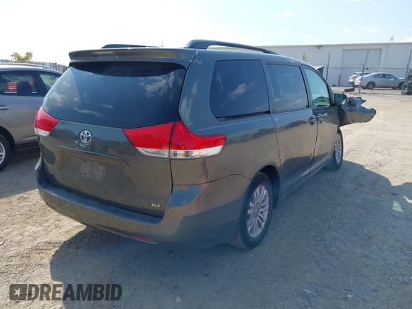 ✅ 2012 Toyota Sienna XLE • VIN: 5TDYK3DC6CS272699 • Lot: 43167971. Listed on IAAI with 133,927 mi. Free auction sales archive from the USA and detailed vehicle history report at DreamBid. Image 4.