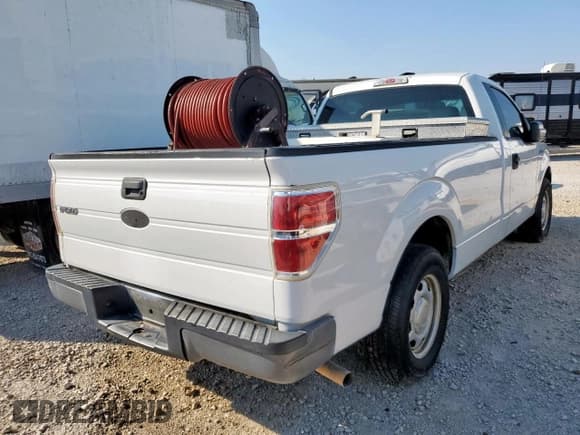 ✅ 2013 Ford F-150 XL • VIN: 1FTMF1CM0DKG45388 • Lot: 80412145. Wystawiony na Copart z przebiegiem 215 618 mil. Bezpłatny archiwum sprzedaży aukcyjnych z USA i szczegółowy raport historii pojazdu na DreamBid. Zdjęcie 3.