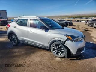 ✅ 2019 Nissan Kicks SV • VIN: 3N1CP5CUXKL556832 • Lot: 89923805. Wystawiony na Copart z przebiegiem 133 136 mil. Bezpłatny archiwum sprzedaży aukcyjnych z USA i szczegółowy raport historii pojazdu na DreamBid. Zdjęcie 4.