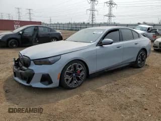 ✅ 2024 BMW i5 eDrive40 • VIN: WBY33FK01RCR73693 • Lot: 57680015. Wystawiony na Copart z przebiegiem 8 655 mil. Bezpłatny archiwum sprzedaży aukcyjnych z USA i szczegółowy raport historii pojazdu na DreamBid. Zdjęcie 1.