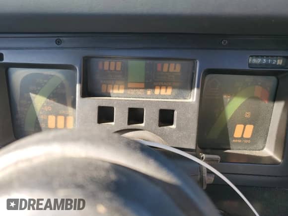 1987 Chevrolet Corvette z VIN 1G1YY2188H5109597, wystawiony jako Copart lot #91421935 z przebiegiem 87 312 mil mil oraz Czysty tytuł • Clean title. Historia ofert i sprzedaży dostępna na DreamBid. Obrazek 9.