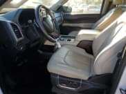 ✅ 2020 Ford Expedition Platinum • VIN: 1FMJU1LT2LEA61065 • Lot: 42641325. Wystawiony na Copart z przebiegiem 91 528 mil. Bezpłatny archiwum sprzedaży aukcyjnych z USA i szczegółowy raport historii pojazdu na DreamBid. Zdjęcie 7.