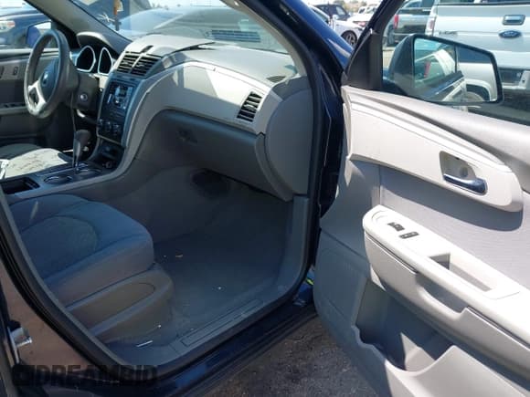 ✅ 2011 Chevrolet Traverse LS • VIN: 1GNKREEDXBJ412194 • Lot: 43304374. Wystawiony na IAAI z przebiegiem 187 234 mil. Bezpłatny archiwum sprzedaży aukcyjnych z USA i szczegółowy raport historii pojazdu na DreamBid. Zdjęcie 5.