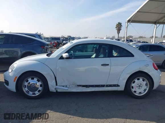 ✅ 2015 Volkswagen Beetle Fleet Edition • VIN: 3VWF17AT0FM607009 • Lot: 41232977. Listed on IAAI with 92,531 mi. Free auction sales archive from the USA and detailed vehicle history report at DreamBid. Image 14.