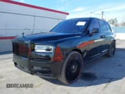 ✅ 2021 Rolls-Royce Cullinan • VIN: SLATV4C0XMU208037 • Lot: 41402539. Wystawiony na IAAI z przebiegiem 27 057 mil. Bezpłatny archiwum sprzedaży aukcyjnych z USA i szczegółowy raport historii pojazdu na DreamBid. Zdjęcie 2.