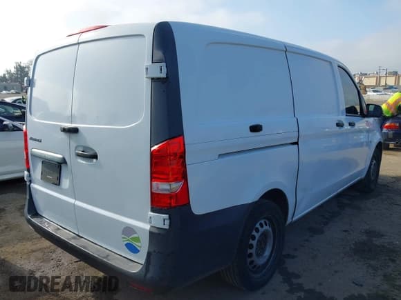 ✅ 2018 Mercedes-Benz Metris Cargo • VIN: WD3PG2EA1J3416625 • Lot: 42723787. Wystawiony na IAAI z przebiegiem 104 252 mil. Bezpłatny archiwum sprzedaży aukcyjnych z USA i szczegółowy raport historii pojazdu na DreamBid. Zdjęcie 4.