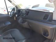 ✅ 2020 Ford Transit Passenger XL • VIN: 1FBAX2C89LKB05159 • Lot: 41356765. Wystawiony na IAAI z przebiegiem 32 436 mil. Bezpłatny archiwum sprzedaży aukcyjnych z USA i szczegółowy raport historii pojazdu na DreamBid. Zdjęcie 5.