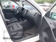 ✅ 2017 Volkswagen Tiguan S • VIN: WVGBV7AX4HK002215 • Lot: 42440129. Wystawiony na IAAI z przebiegiem 174 529 mil. Bezpłatny archiwum sprzedaży aukcyjnych z USA i szczegółowy raport historii pojazdu na DreamBid. Zdjęcie 5.