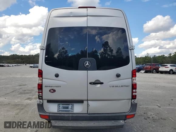 ✅ 2015 Mercedes-Benz Sprinter Passenger • VIN: WDZPE7CC0F5994594 • Lot: 74563654. Wystawiony na Copart z przebiegiem 187 823 mil. Bezpłatny archiwum sprzedaży aukcyjnych z USA i szczegółowy raport historii pojazdu na DreamBid. Zdjęcie 6.