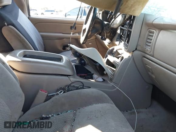 ✅ 2004 Chevrolet Silverado 2500HD LS • VIN: 1GCHK23U14F224758 • Lot: 41459884. Wystawiony na IAAI z przebiegiem Nie podano. Bezpłatny archiwum sprzedaży aukcyjnych z USA i szczegółowy raport historii pojazdu na DreamBid. Zdjęcie 5.