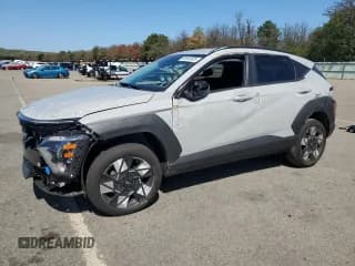 ✅ 2025 Hyundai Kona SEL Convenience • VIN: KM8HCCAB3SU261044 • Lot: 80505685. Listed on Copart with 7,166 mi. Free auction sales archive from the USA and detailed vehicle history report at DreamBid. Image 1.