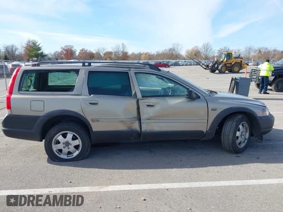 ✅ 2004 Volvo V70 XC Cross Country • VIN: YV1SZ59H241140095 • Lot: 43687381. Listed on IAAI with 182,258 mi. Free auction sales archive from the USA and detailed vehicle history report at DreamBid. Image 13.