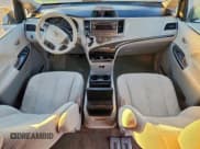 ✅ 2013 Toyota Sienna LE • VIN: 5TDKK3DCXDS281607 • Лот: 96292585. Опубликован ранее на Copart с пробегом 98 613 миль. Бесплатный доступ к архиву аукционных продаж из США и подробный отчёт об истории автомобиля на DreamBid. Изображение 8.