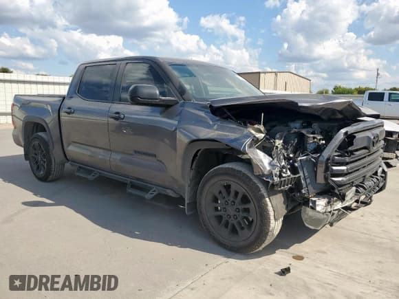 ✅ 2024 Toyota Tundra SR5 • VIN: 5TFLA5AB9RX041528 • Lot: 82237945. Wystawiony na Copart z przebiegiem 15 949 mil. Bezpłatny archiwum sprzedaży aukcyjnych z USA i szczegółowy raport historii pojazdu na DreamBid. Zdjęcie 4.