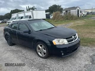 ✅ 2011 Dodge Avenger Lux • VIN: 1B3BD2FG4BN551682 • Лот: 82018904. Опубликован ранее на Copart с пробегом 135 595 миль. Бесплатный доступ к архиву аукционных продаж из США и подробный отчёт об истории автомобиля на DreamBid. Изображение 1.