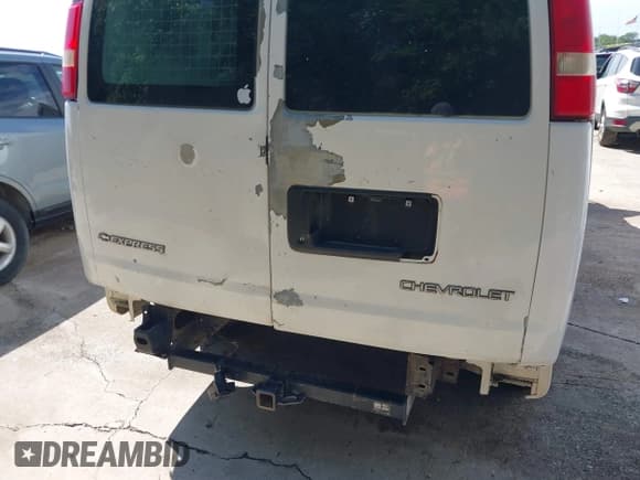 ✅ 2014 Chevrolet Express Cargo • VIN: 1GCWGFBAXE1212680 • Lot: 42450162. Wystawiony na IAAI z przebiegiem 253 657 mil. Bezpłatny archiwum sprzedaży aukcyjnych z USA i szczegółowy raport historii pojazdu na DreamBid. Zdjęcie 17.