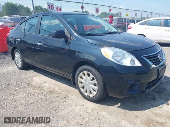 ✅ 2013 Nissan Versa S Plus • VIN: 3N1CN7AP1DL842537 • Lot: 42734742. Wystawiony na IAAI z przebiegiem 138 908 mil. Bezpłatny archiwum sprzedaży aukcyjnych z USA i szczegółowy raport historii pojazdu na DreamBid. Zdjęcie 1.