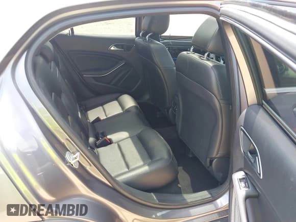 ✅ 2015 Mercedes-Benz GLA 250 • VIN: WDCTG4GB2FJ030282 • Lot: 43087572. Wystawiony na IAAI z przebiegiem 153 621 mil. Bezpłatny archiwum sprzedaży aukcyjnych z USA i szczegółowy raport historii pojazdu na DreamBid. Zdjęcie 8.