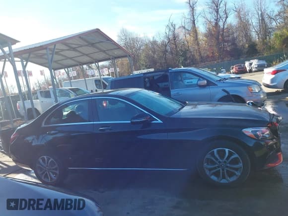 ✅ 2017 Mercedes-Benz C 300 • VIN: 55SWF4KB5HU221846 • Lot: 43765894. Wystawiony na IAAI z przebiegiem 99 367 mil. Bezpłatny archiwum sprzedaży aukcyjnych z USA i szczegółowy raport historii pojazdu na DreamBid. Zdjęcie 13.