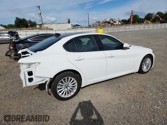 ✅ 2022 Alfa Romeo Giulia • VIN: ZARFANANXN7660310 • Lot: 64647515. Wystawiony na Copart z przebiegiem 19 833 mil. Bezpłatny archiwum sprzedaży aukcyjnych z USA i szczegółowy raport historii pojazdu na DreamBid. Zdjęcie 3.