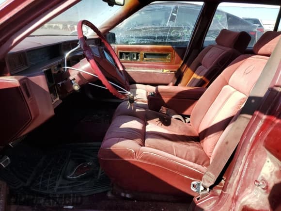 ✅ 1989 Cadillac DeVille • VIN: 1G6CD5152K4211093 • Lot: 75436664. Wystawiony na Copart z przebiegiem 332 323 mil. Bezpłatny archiwum sprzedaży aukcyjnych z USA i szczegółowy raport historii pojazdu na DreamBid. Zdjęcie 7.