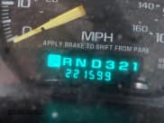 ✅ 2001 Chevrolet Suburban LS • VIN: 3GNFK16T01G202000 • Lot: 43558914. Wystawiony na IAAI z przebiegiem 221 599 mil. Bezpłatny archiwum sprzedaży aukcyjnych z USA i szczegółowy raport historii pojazdu na DreamBid. Zdjęcie 15.