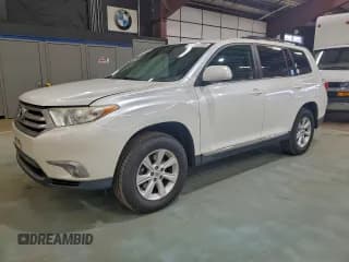 ✅ 2013 Toyota Highlander Plus • VIN: 5TDBK3EHXDS181999 • Лот: 94299105. Опубликован ранее на Copart с пробегом 158 186 миль. Бесплатный доступ к архиву аукционных продаж из США и подробный отчёт об истории автомобиля на DreamBid. Изображение 1.