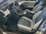 ✅ 2022 Toyota RAV4 Hybrid XLE • VIN: 4T3RWRFV5NU065300 • Lot: 94063885. Wystawiony na Copart z przebiegiem 61 501 mil. Bezpłatny archiwum sprzedaży aukcyjnych z USA i szczegółowy raport historii pojazdu na DreamBid. Zdjęcie 7.