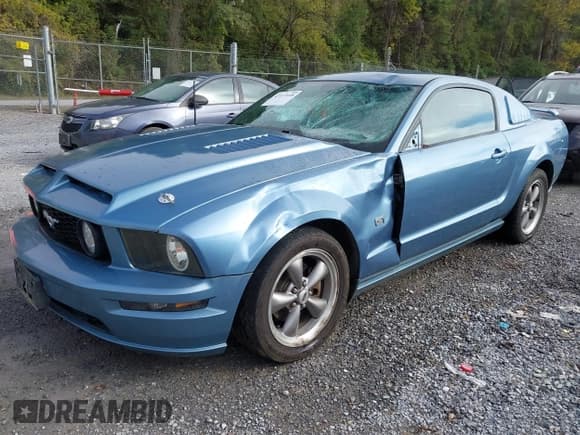 ✅ 2006 Ford Mustang GT Deluxe • VIN: 1ZVHT82H465228409 • Lot: 43337448. Wystawiony na IAAI z przebiegiem 196 538 mil. Bezpłatny archiwum sprzedaży aukcyjnych z USA i szczegółowy raport historii pojazdu na DreamBid. Zdjęcie 2.