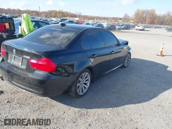 ✅ 2011 BMW 3 Series 328i • VIN: WBAPH5G59BNM75347 • Lot: 43593964. Wystawiony na IAAI z przebiegiem 154 226 mil. Bezpłatny archiwum sprzedaży aukcyjnych z USA i szczegółowy raport historii pojazdu na DreamBid. Zdjęcie 4.