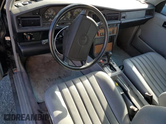 ✅ 1989 Mercedes-Benz 190 • VIN: WDBDA29D6KF628806 • Lot: 67179713. Wystawiony na Copart z przebiegiem 71 195 mil. Bezpłatny archiwum sprzedaży aukcyjnych z USA i szczegółowy raport historii pojazdu na DreamBid. Zdjęcie 8.