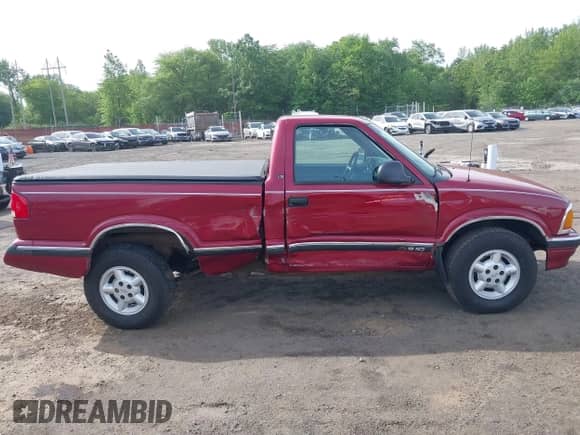 1996 Chevrolet S-10 LS с VIN 1GCDT14X8TK136181, выставлен на аукционе IAAI как лот 42342631 с пробегом 130 254 миль миль и . История ставок и продаж доступна на DreamBid. Изображение 13.