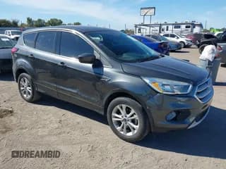 ✅ 2019 Ford Escape SE • VIN: 1FMCU0GD8KUB75114 • Lot: 43526284. Wystawiony na IAAI z przebiegiem 56 561 mil. Bezpłatny archiwum sprzedaży aukcyjnych z USA i szczegółowy raport historii pojazdu na DreamBid. Zdjęcie 1.