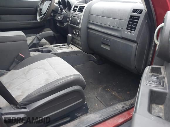 ✅ 2007 Dodge Nitro SXT • VIN: 1D8GU28K17W601446 • Lot: 41014232. Wystawiony na IAAI z przebiegiem 213 935 mil. Bezpłatny archiwum sprzedaży aukcyjnych z USA i szczegółowy raport historii pojazdu na DreamBid. Zdjęcie 5.