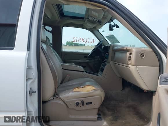 2005 Chevrolet Suburban LS z VIN 1GNFK16Z85J256010, wystawiony jako IAAI lot #42768572 z przebiegiem 260 000 mil mil oraz . Historia ofert i sprzedaży dostępna na DreamBid. Obrazek 5.