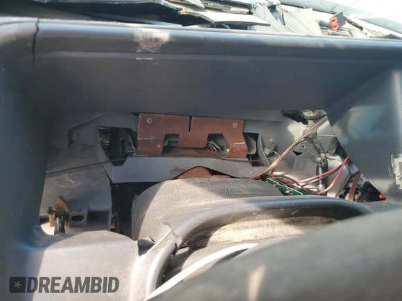 ✅ 1998 GMC Sierra 1500 • VIN: 2GTEK19R7W1505120 • Лот: 71555485. Опубликован ранее на Copart с пробегом Не указан. Бесплатный доступ к архиву аукционных продаж из США и подробный отчёт об истории автомобиля на DreamBid. Изображение 9.